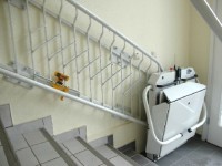 Treppenlift mit automatischer Plattform